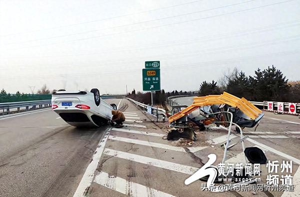 灵河高速路况实时查询（灵河高速——开车低头取物致轿车侧翻 幸无人员伤亡）